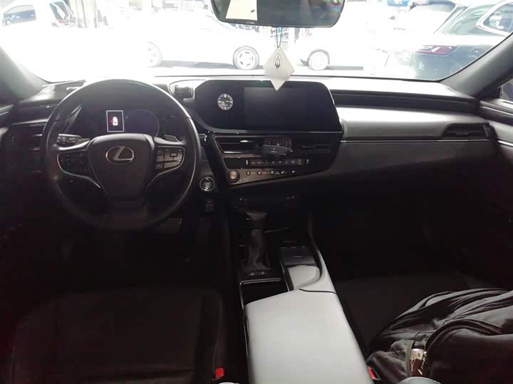 Фото 10 - Lexus ES