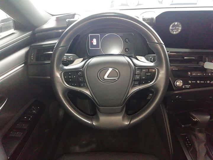 Фото 11 - Lexus ES