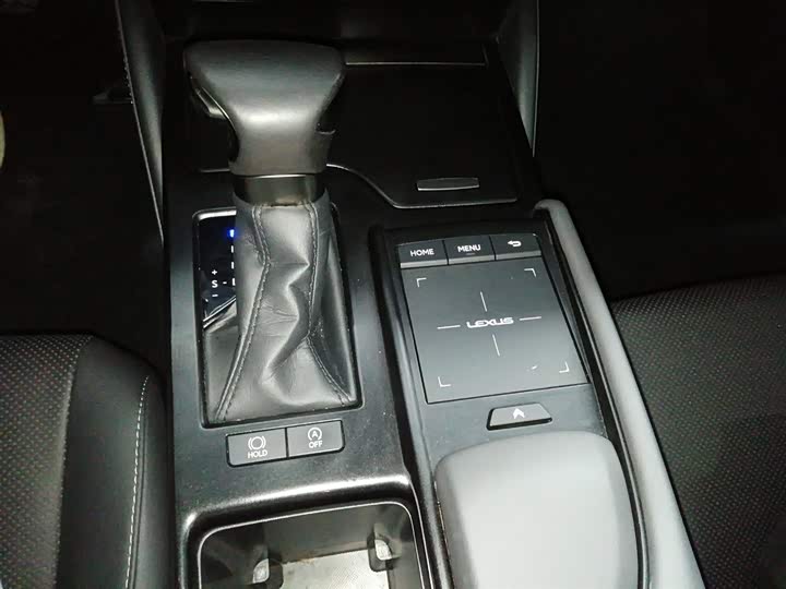 Фото 14 - Lexus ES