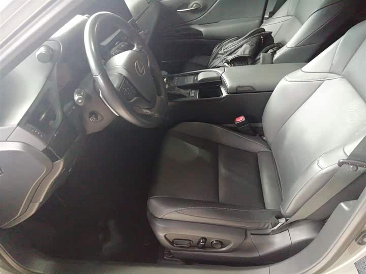 Фото 15 - Lexus ES