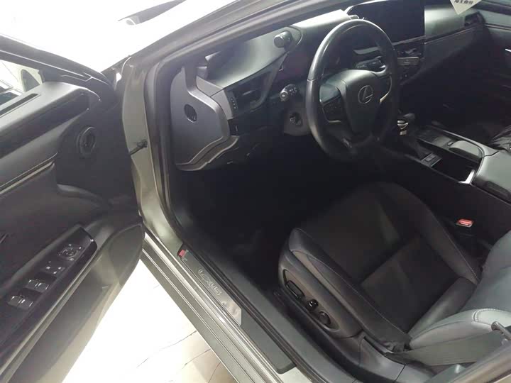 Фото 16 - Lexus ES