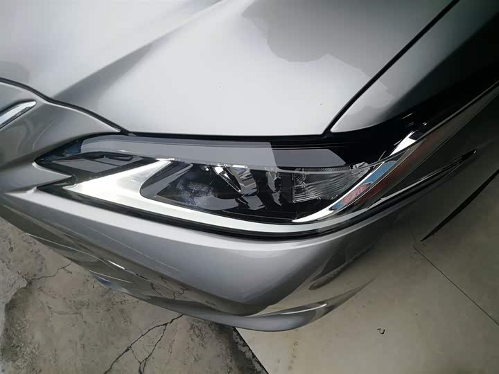 Фото 24 - Lexus ES