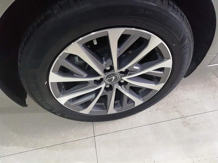 Фото 26 - Lexus ES