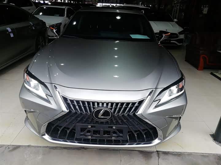 Фото 3 - Lexus ES