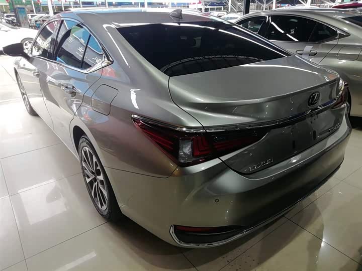 Фото 5 - Lexus ES