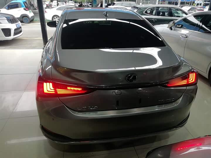 Фото 6 - Lexus ES