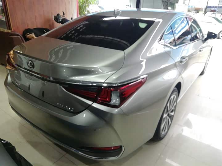 Фото 7 - Lexus ES