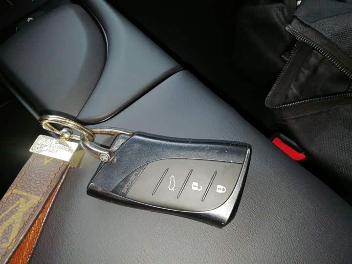 Фото 9 - Lexus ES