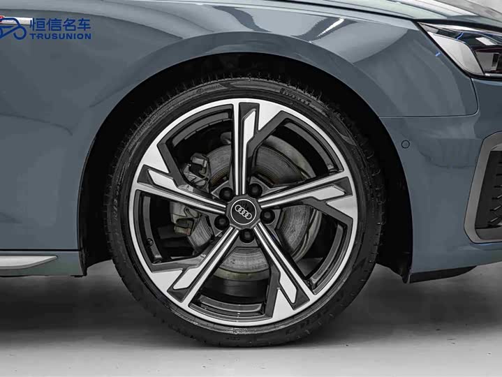 Фото 11 - Audi A4L