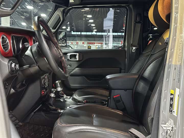 Фото 10 - Jeep Wrangler