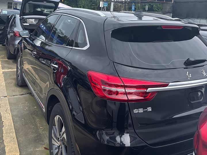 Фото 17 - Hongqi HS5