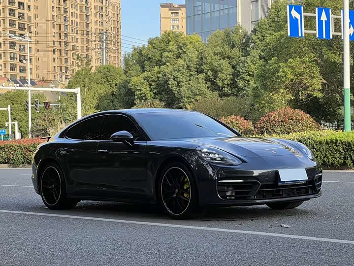 Фото 2 - Porsche Panamera