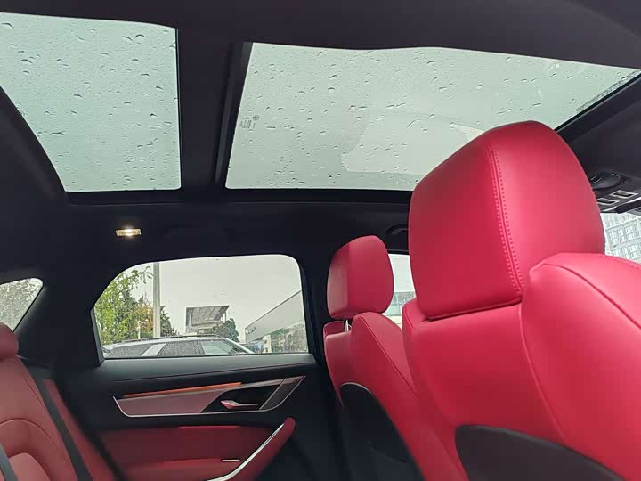 Фото 11 - Jaguar F-Pace