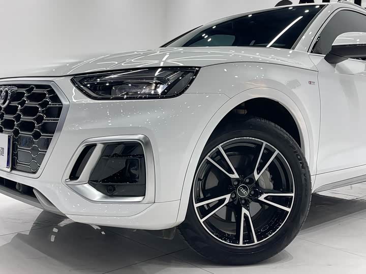 Фото 21 - Audi Q5L