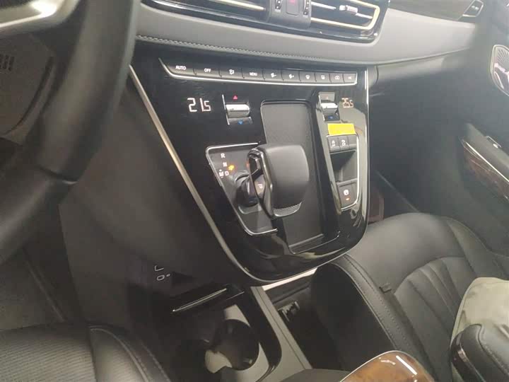 Фото 14 - Hongqi HQ9