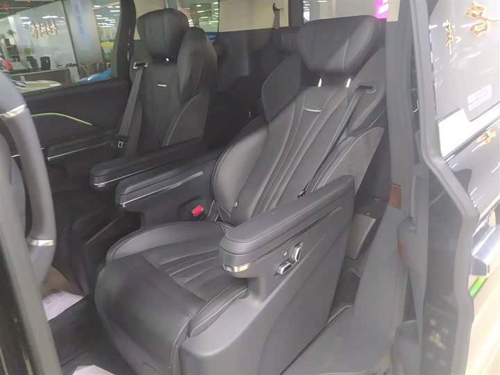 Фото 17 - Hongqi HQ9