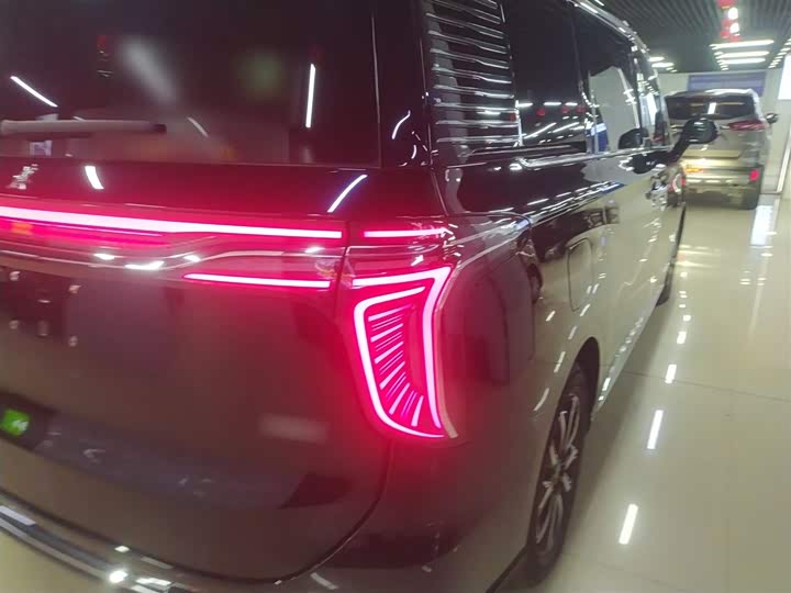 Фото 8 - Hongqi HQ9