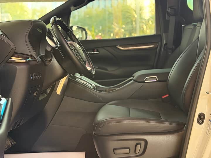 Фото 18 - Toyota Vellfire