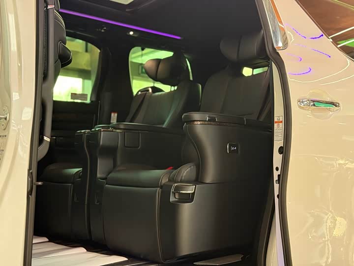 Фото 19 - Toyota Vellfire