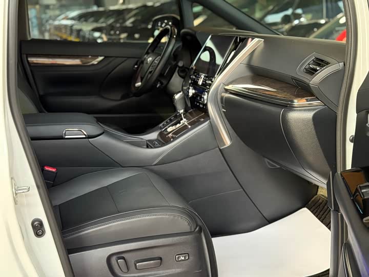 Фото 22 - Toyota Vellfire