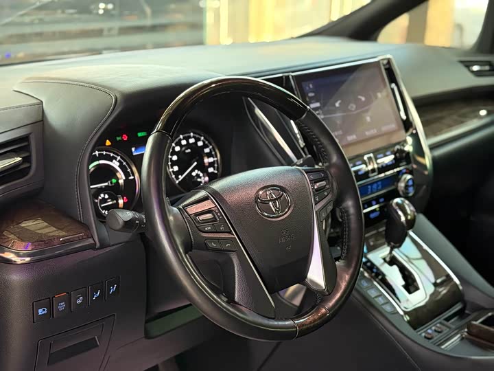 Фото 8 - Toyota Vellfire