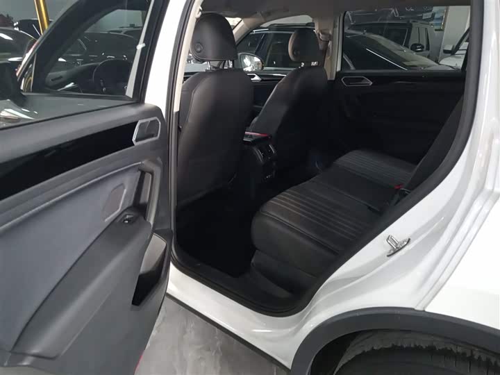 Фото 17 - Volkswagen Tiguan L Pro