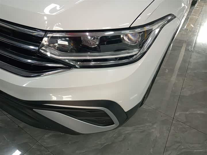 Фото 24 - Volkswagen Tiguan L Pro