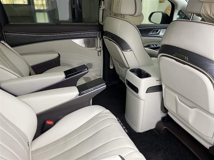 Фото 16 - Denza D9