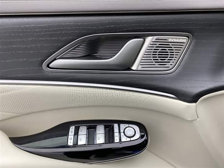 Фото 18 - Denza D9