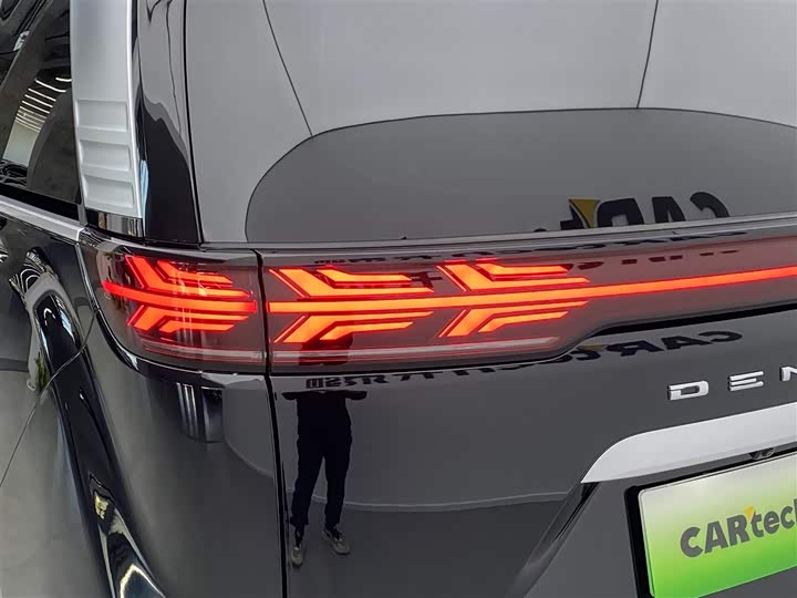 Фото 27 - Denza D9