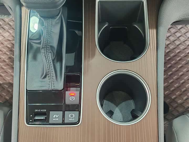 Фото 11 - Toyota Granvia