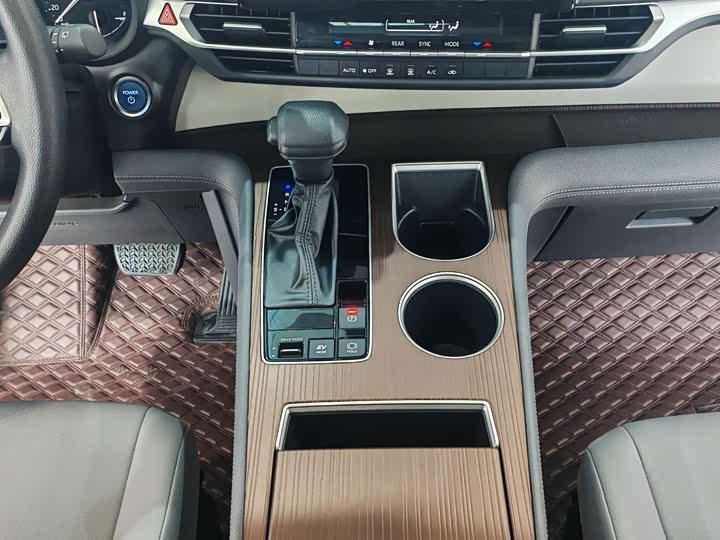 Фото 12 - Toyota Granvia