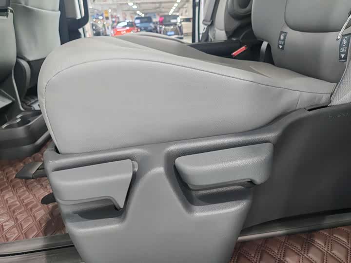 Фото 16 - Toyota Granvia