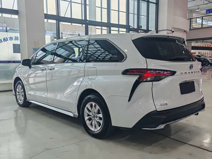 Фото 19 - Toyota Granvia