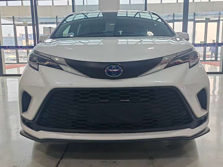 Фото 2 - Toyota Granvia