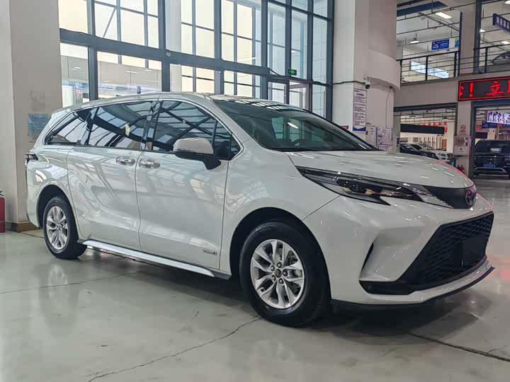 Фото 3 - Toyota Granvia