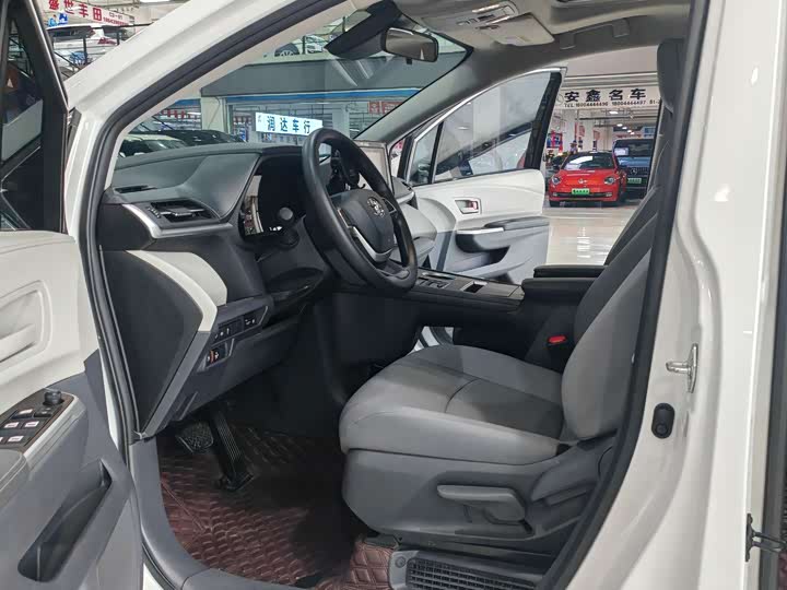 Фото 4 - Toyota Granvia