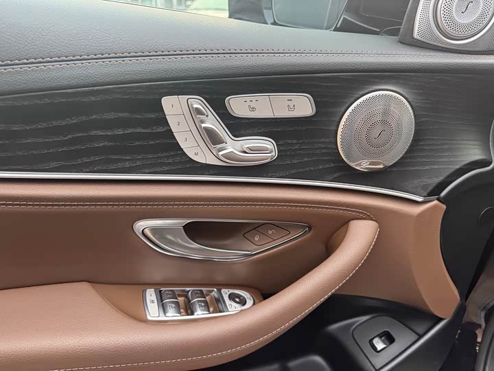 Фото 10 - Mercedes-Benz E-Class