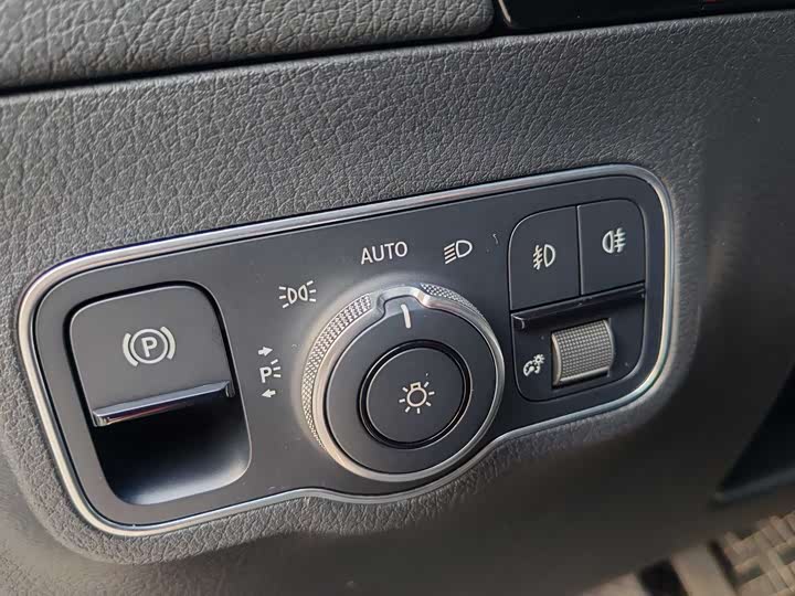 Фото 10 - Mercedes-Benz GLA-Class