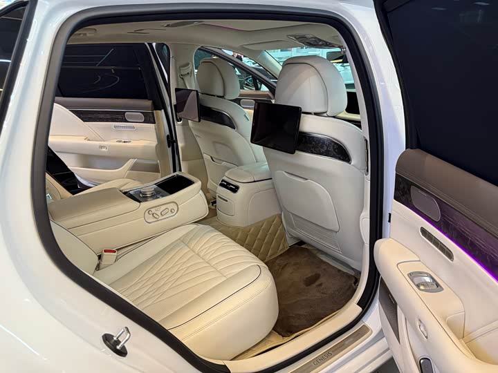 Фото 9 - Genesis G90