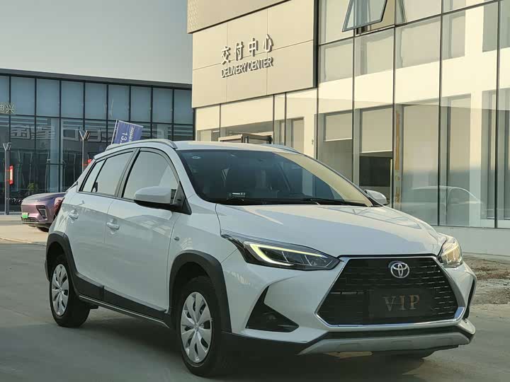 Фото 2 - Toyota Yaris L Hatchback