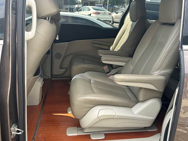 Фото 7 - Buick GL8 ES