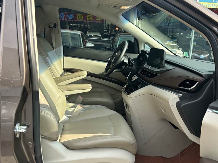 Фото 8 - Buick GL8 ES