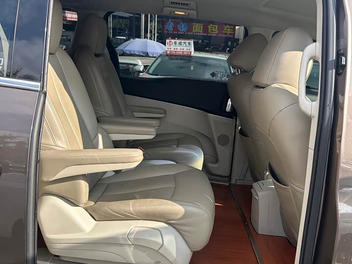 Фото 9 - Buick GL8 ES