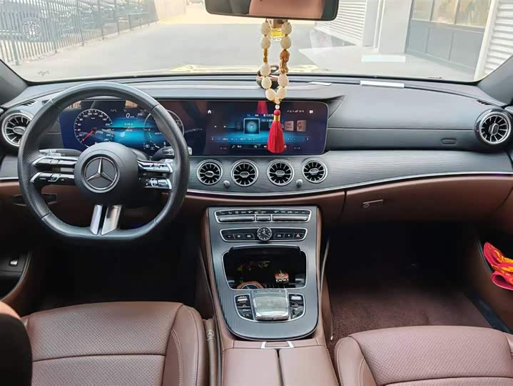 Фото 10 - Mercedes-Benz E-Class