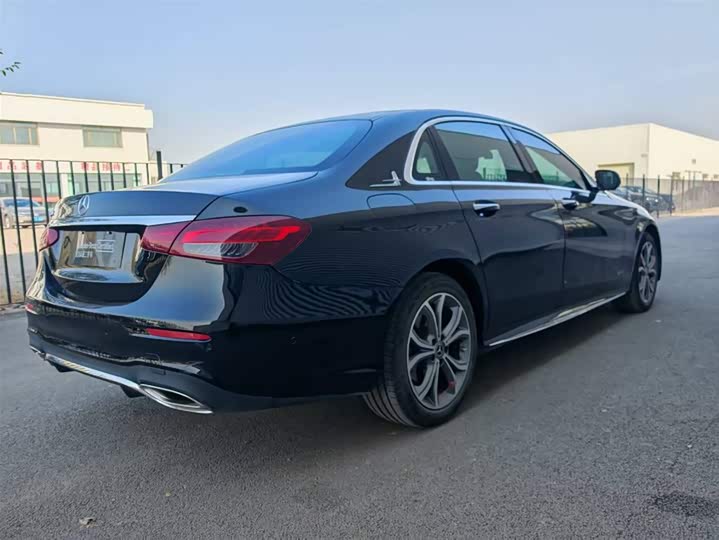 Фото 4 - Mercedes-Benz E-Class