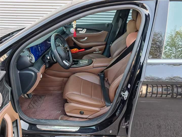 Фото 7 - Mercedes-Benz E-Class