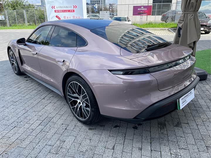 Фото 10 - Porsche Taycan