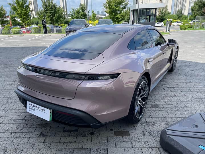 Фото 11 - Porsche Taycan