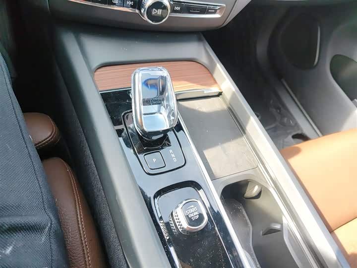 Фото 21 - Volvo XC60